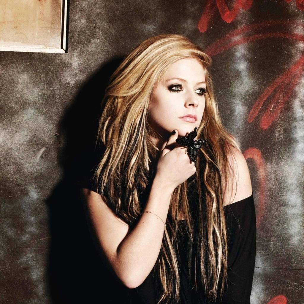 Avril Lavigne Butterfly for 1024 x 1024 iPad resolution