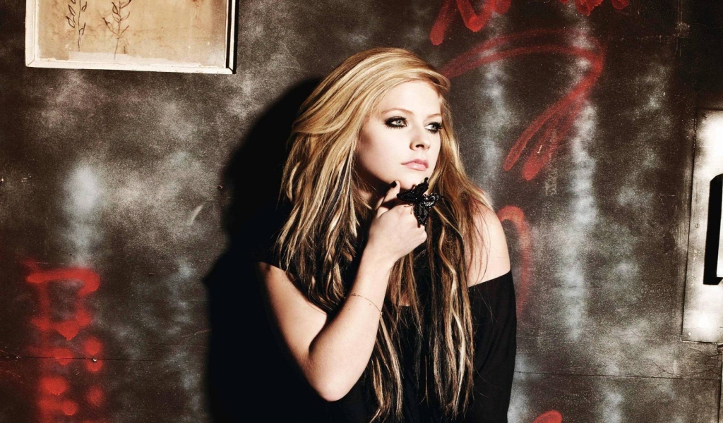 Avril Lavigne Butterfly for 1024 x 600 widescreen resolution