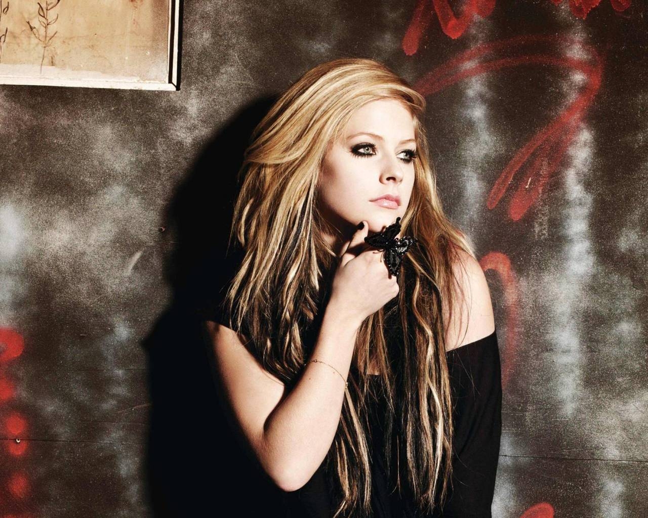 Avril Lavigne Butterfly for 1280 x 1024 resolution