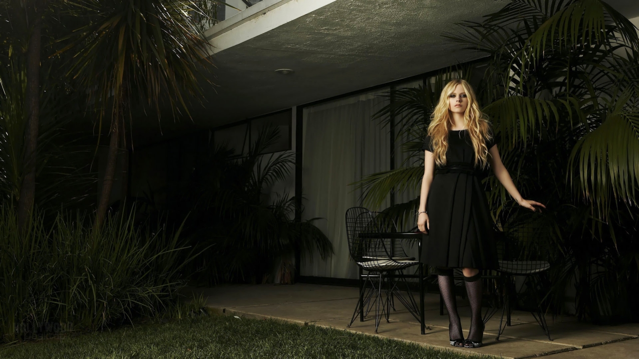 Avril Lavigne Cute for 1280 x 720 HDTV 720p resolution