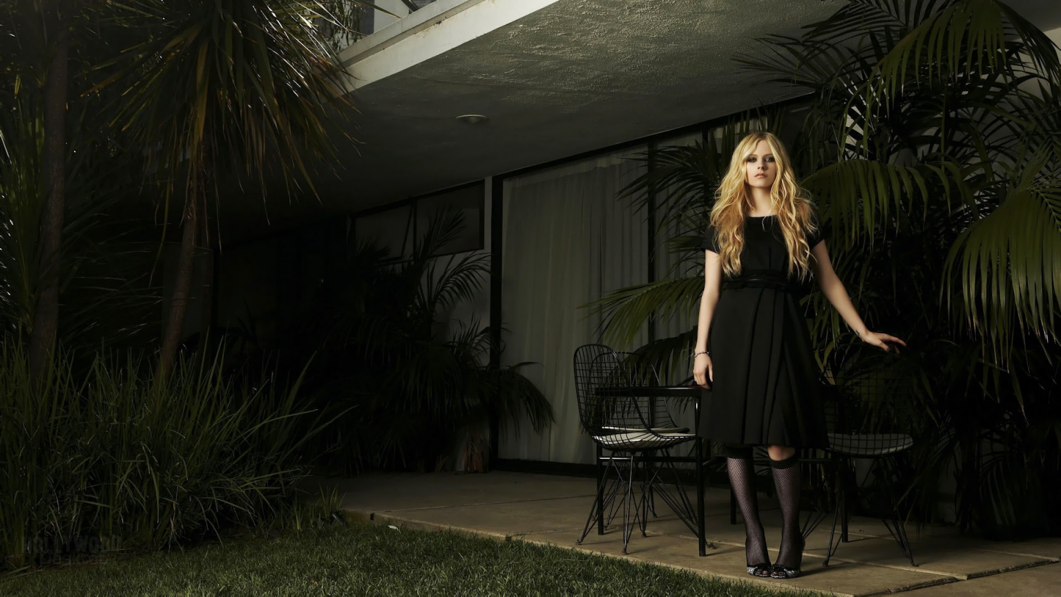 Avril Lavigne Cute for 1536 x 864 HDTV resolution