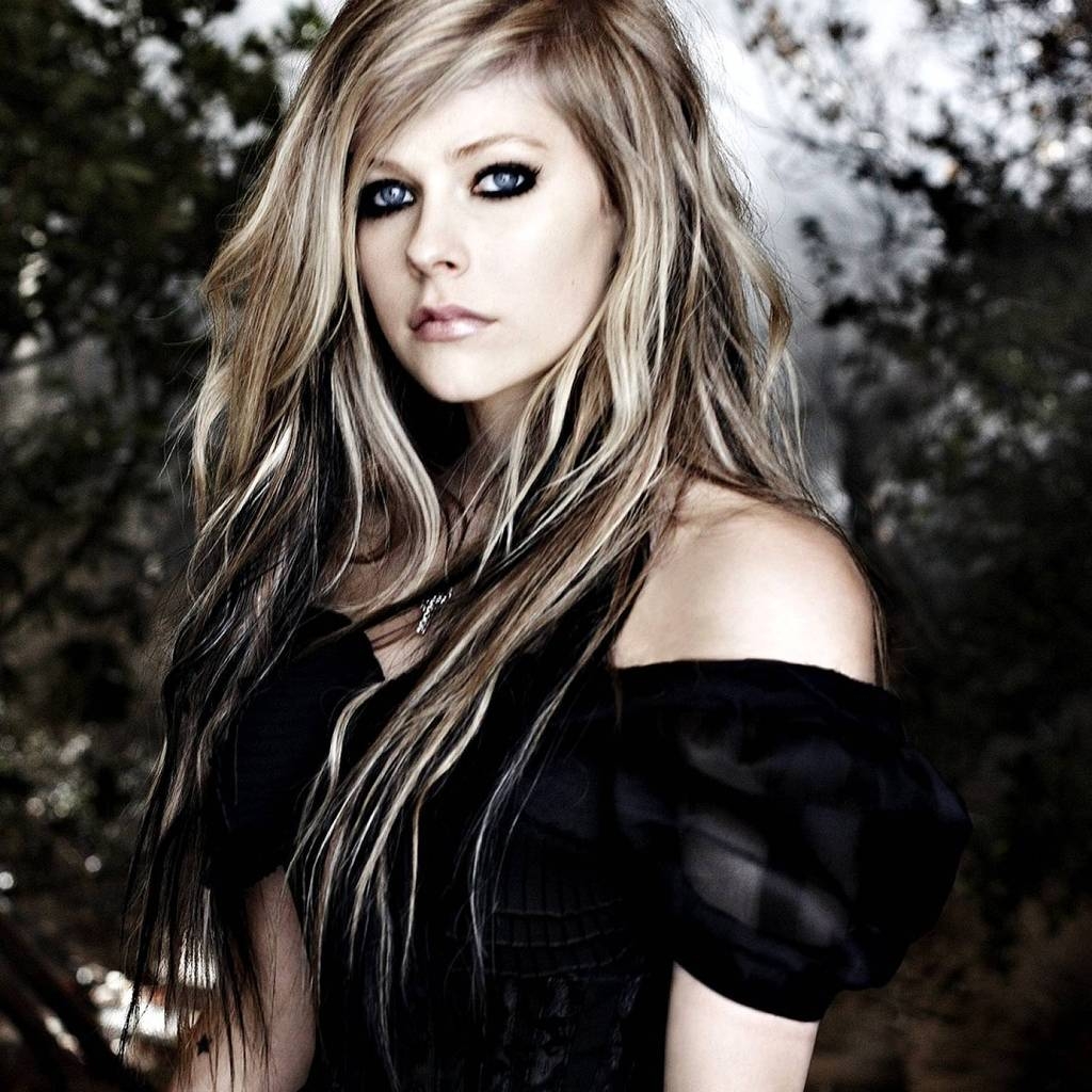 Avril Lavigne Forest for 1024 x 1024 iPad resolution