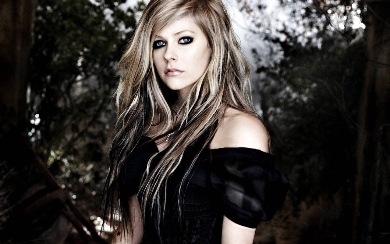 Avril Lavigne Forest for 1280 x 800 widescreen resolution