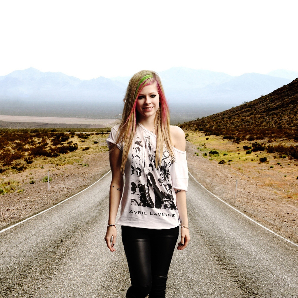 Avril Lavigne Walking for 1024 x 1024 iPad resolution