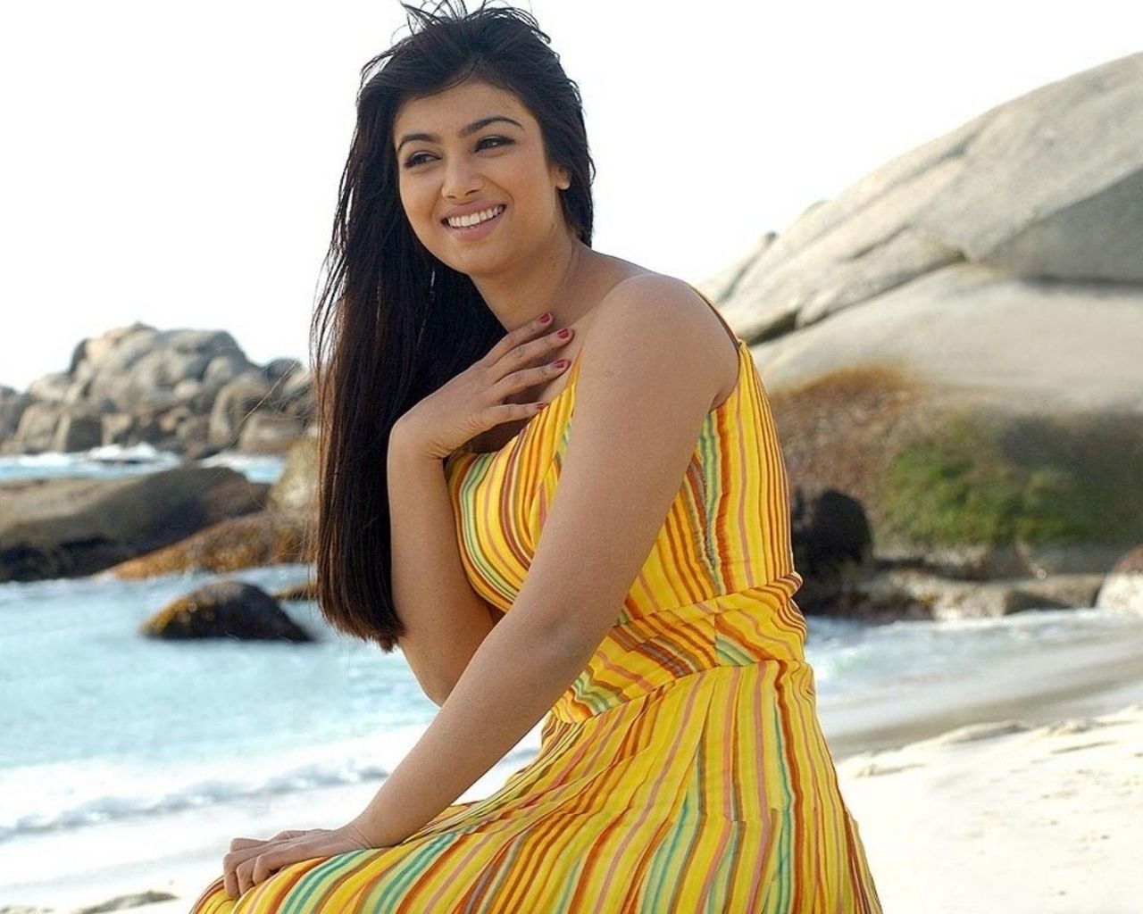 Ayesha Takia at the Beach for 1280 x 1024 resolution