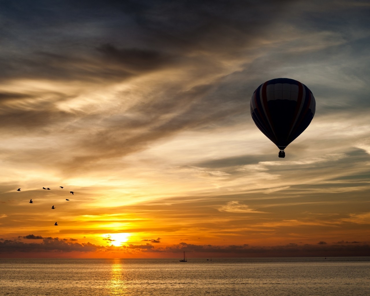 Balloon Towards Sunset for 1280 x 1024 resolution