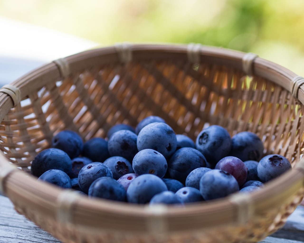 Basket of Blueberries for 1280 x 1024 resolution