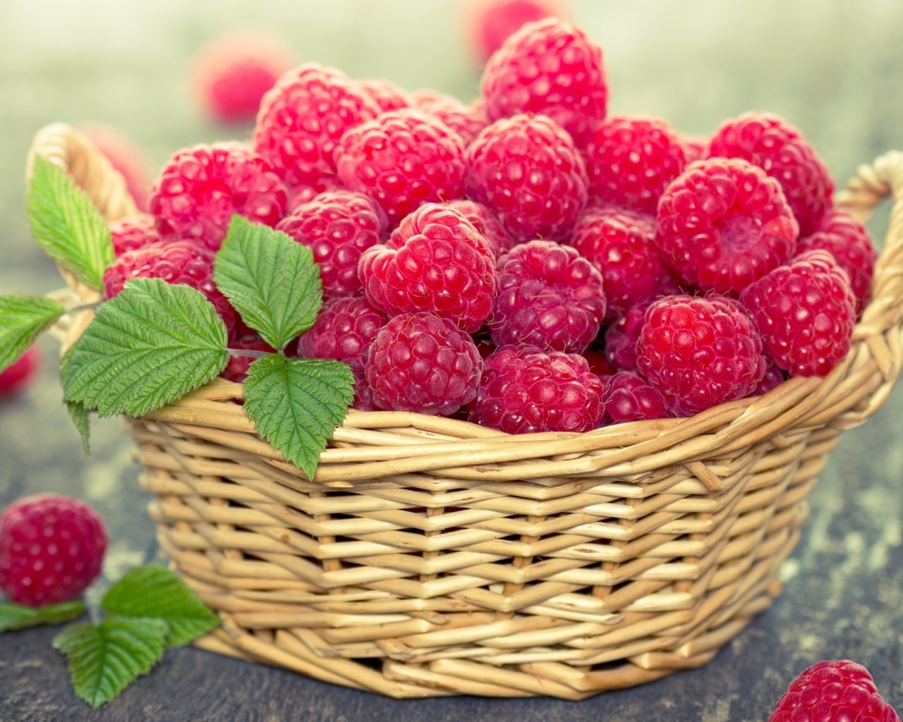 Basket of Raspberries for 1280 x 1024 resolution