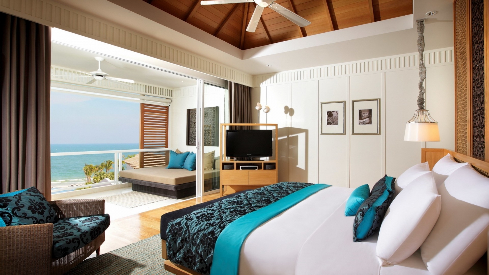 Beach Hotel Room for 1600 x 900 HDTV resolution