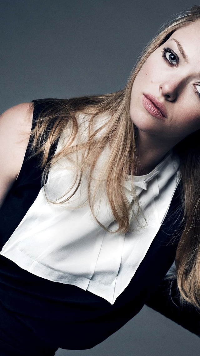 Beautiful Amanda Seyfried for 640 x 1136 iPhone 5 resolution