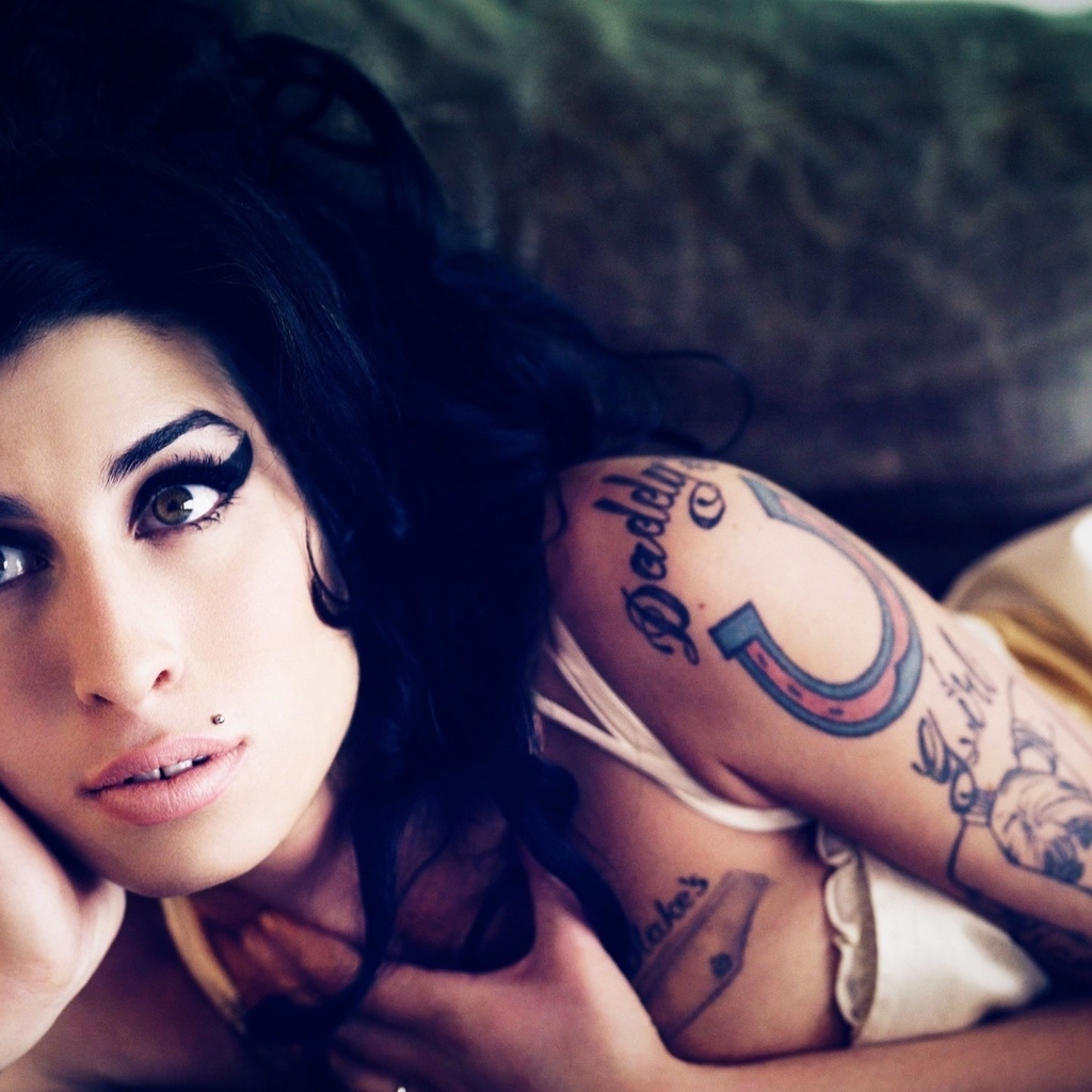 Beautiful Amy Winehouse for 1024 x 1024 iPad resolution