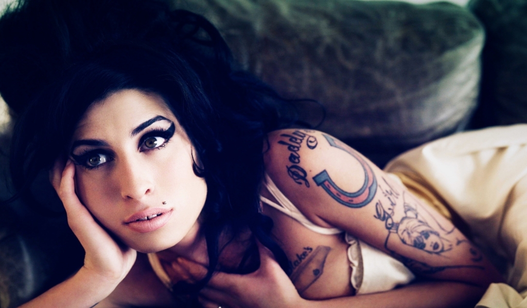 Beautiful Amy Winehouse for 1024 x 600 widescreen resolution