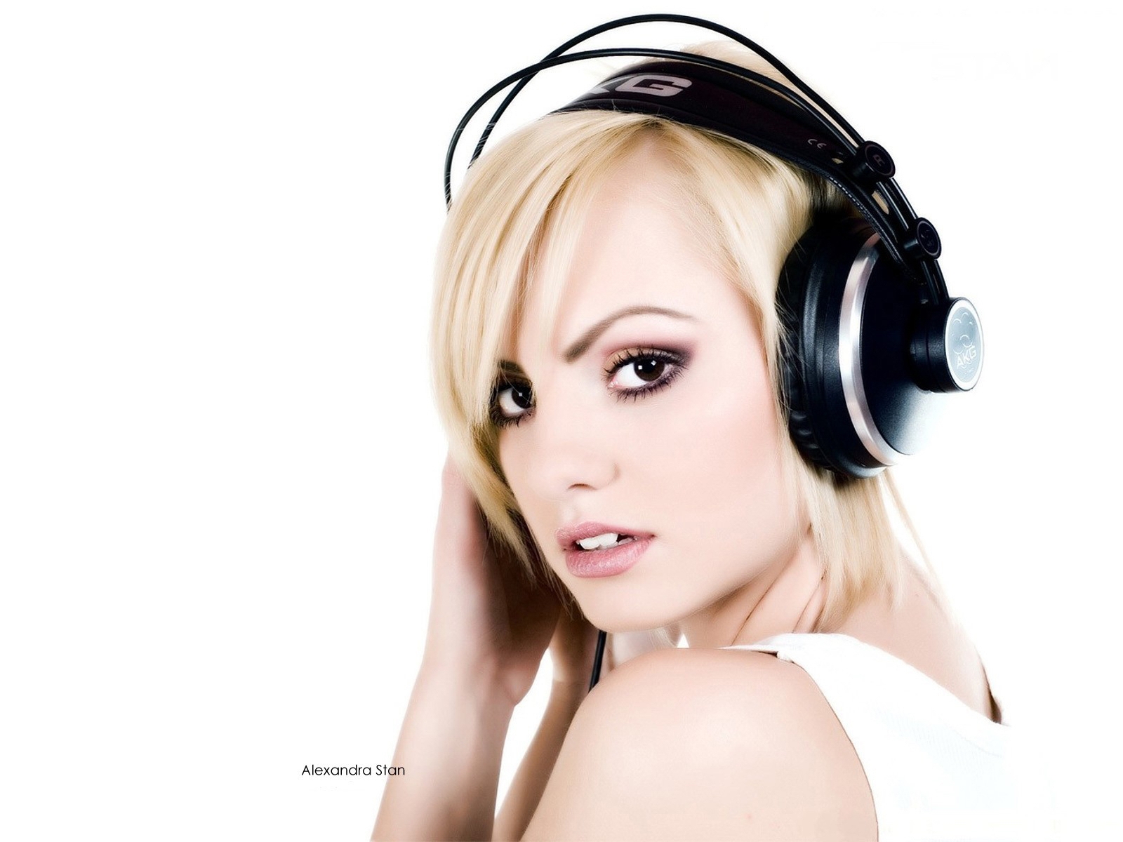 Музыка в качестве мп4. Alexandra Stan блондинка. Alexandra Stan "Mami, CD".