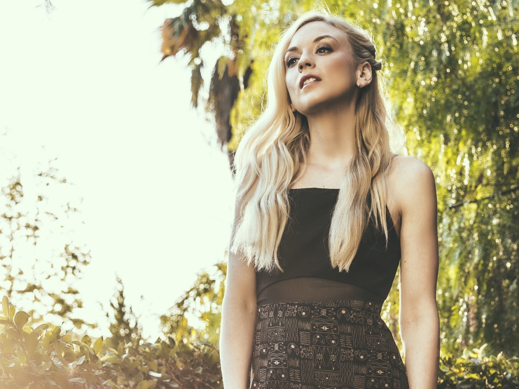 Beautiful Emily Kinney for 1024 x 768 resolution