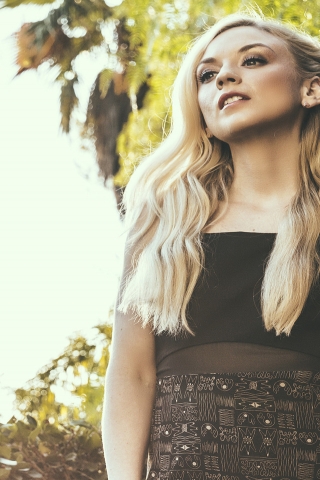 Beautiful Emily Kinney for 320 x 480 iPhone resolution