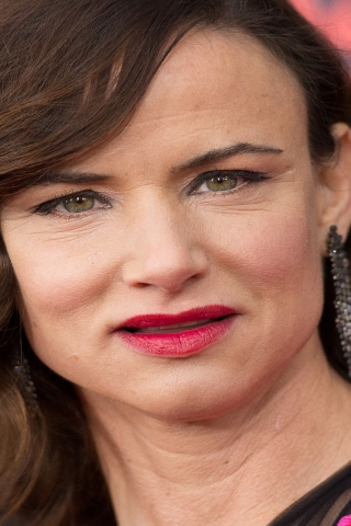 Beautiful Juliette Lewis for 320 x 480 iPhone resolution