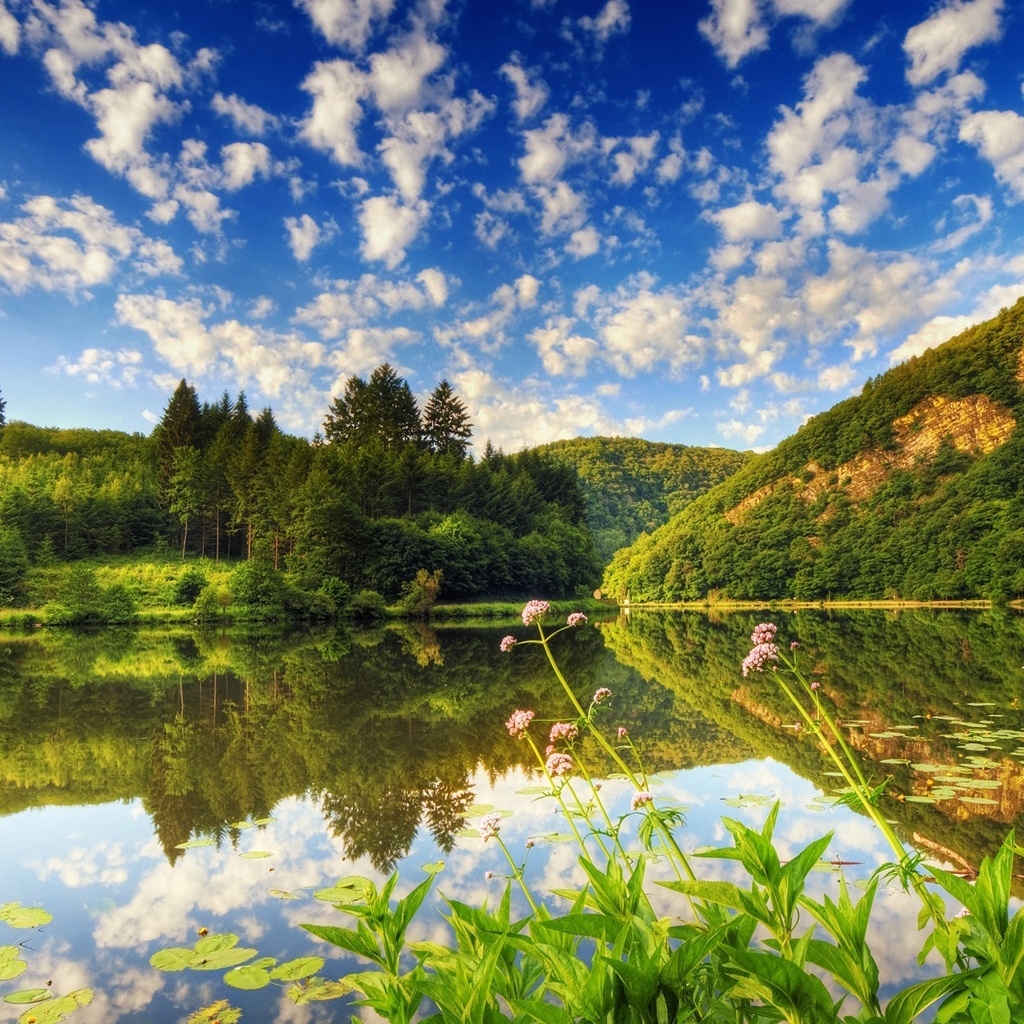 Beautiful Lake View for 1024 x 1024 iPad resolution