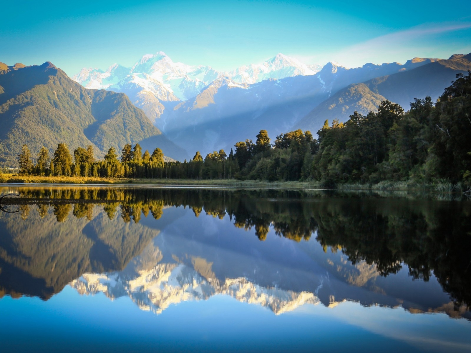 Beautiful Landscape Reflection for 1600 x 1200 resolution