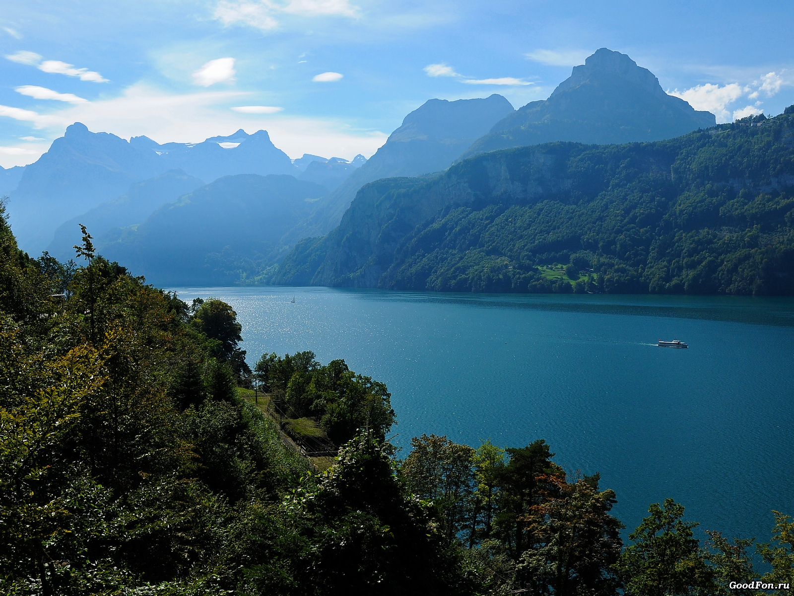 Beautiful Mountain Lake for 1600 x 1200 resolution