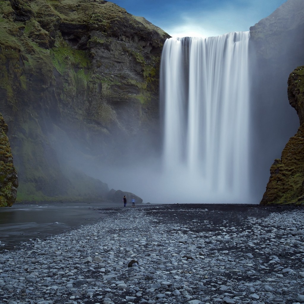 Beautiful Natural Waterfall for 1024 x 1024 iPad resolution