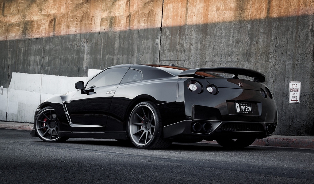 Beautiful Nissan GT-R for 1024 x 600 widescreen resolution