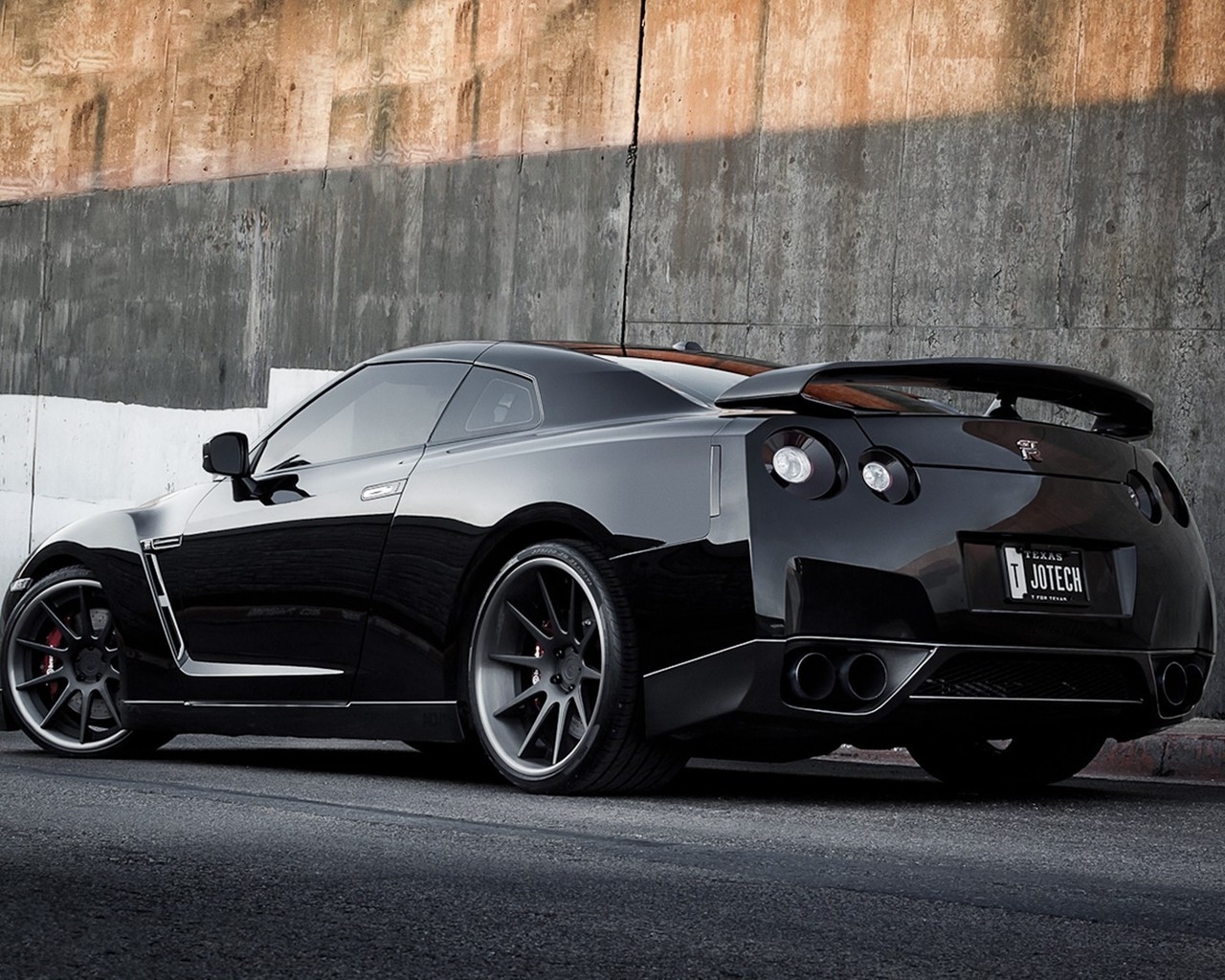 Beautiful Nissan GT-R for 1280 x 1024 resolution