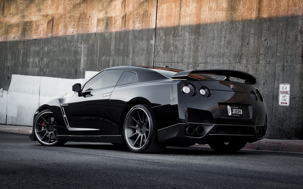 Beautiful Nissan GT-R for 1280 x 800 widescreen resolution