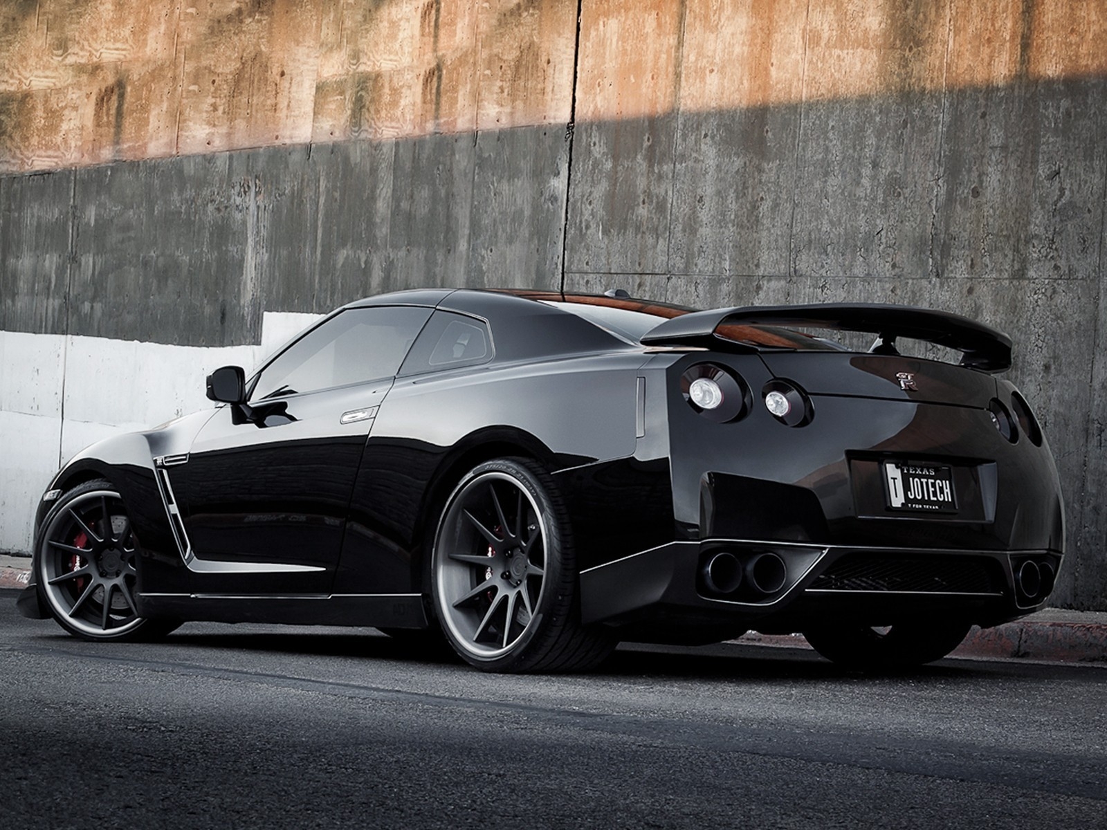 Beautiful Nissan GT-R for 1600 x 1200 resolution