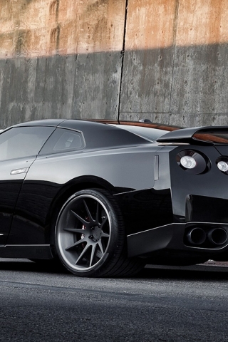 Beautiful Nissan GT-R for 320 x 480 iPhone resolution