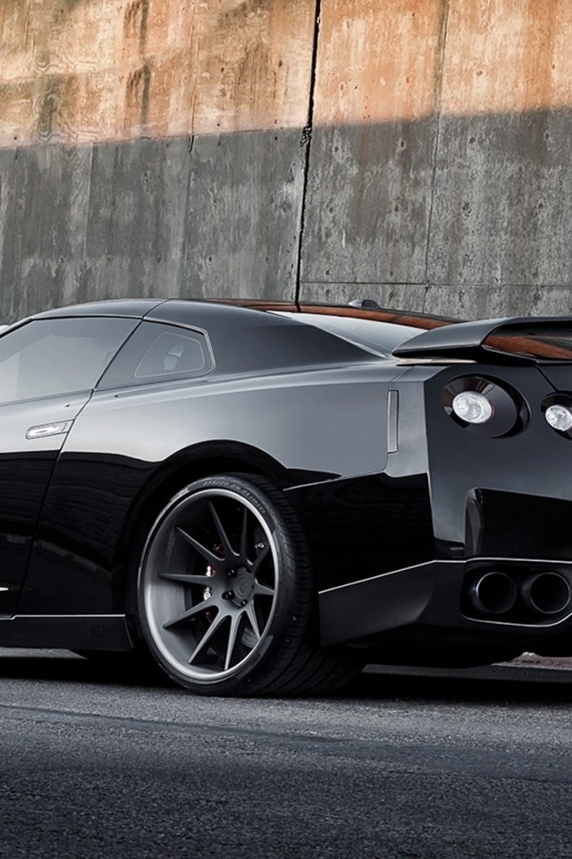 Beautiful Nissan GT-R for 640 x 960 iPhone 4 resolution