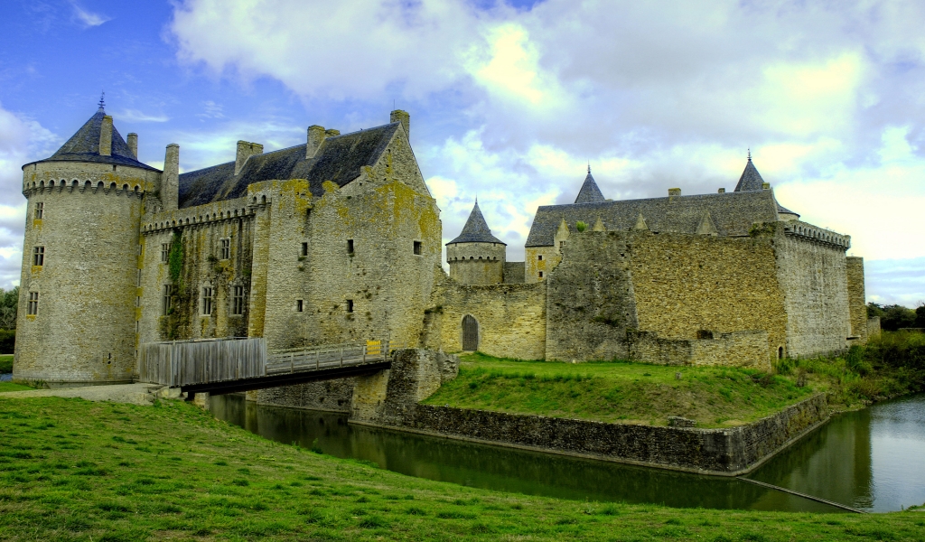 Beautiful Old Castle for 1024 x 600 widescreen resolution