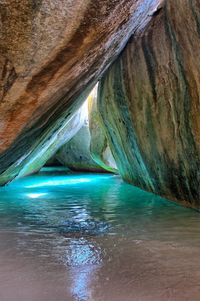 Beautiful Sea Caves for 640 x 960 iPhone 4 resolution