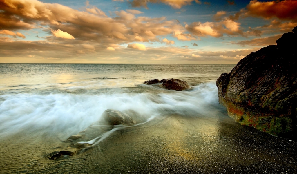 Beautiful Sea Waves for 1024 x 600 widescreen resolution