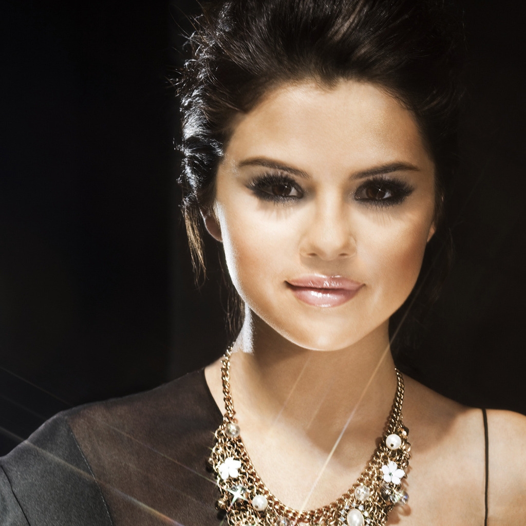 Beautiful Selena Gomez for 1024 x 1024 iPad resolution