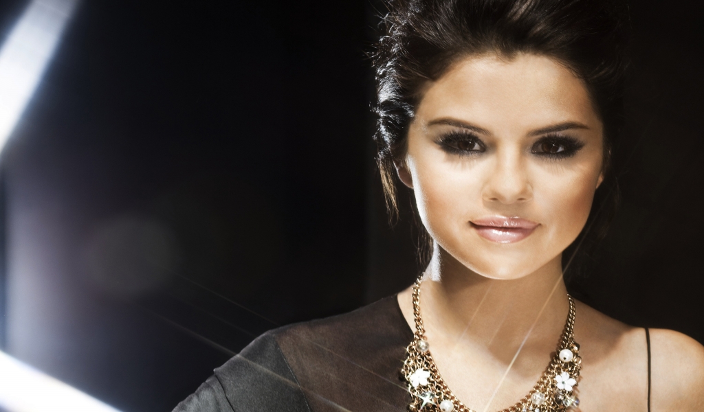 Beautiful Selena Gomez for 1024 x 600 widescreen resolution
