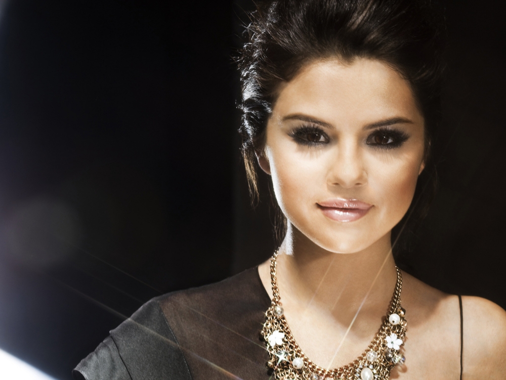 Beautiful Selena Gomez for 1024 x 768 resolution