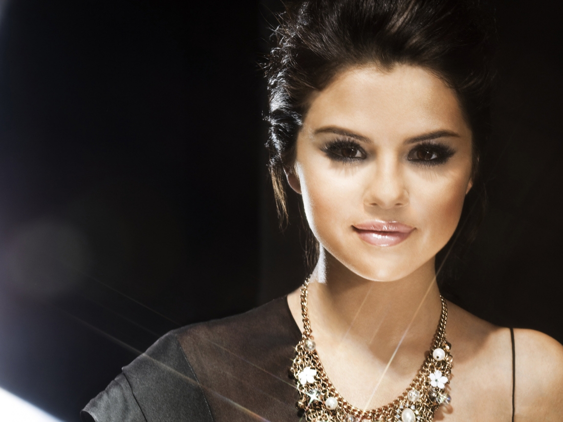 Beautiful Selena Gomez for 1152 x 864 resolution
