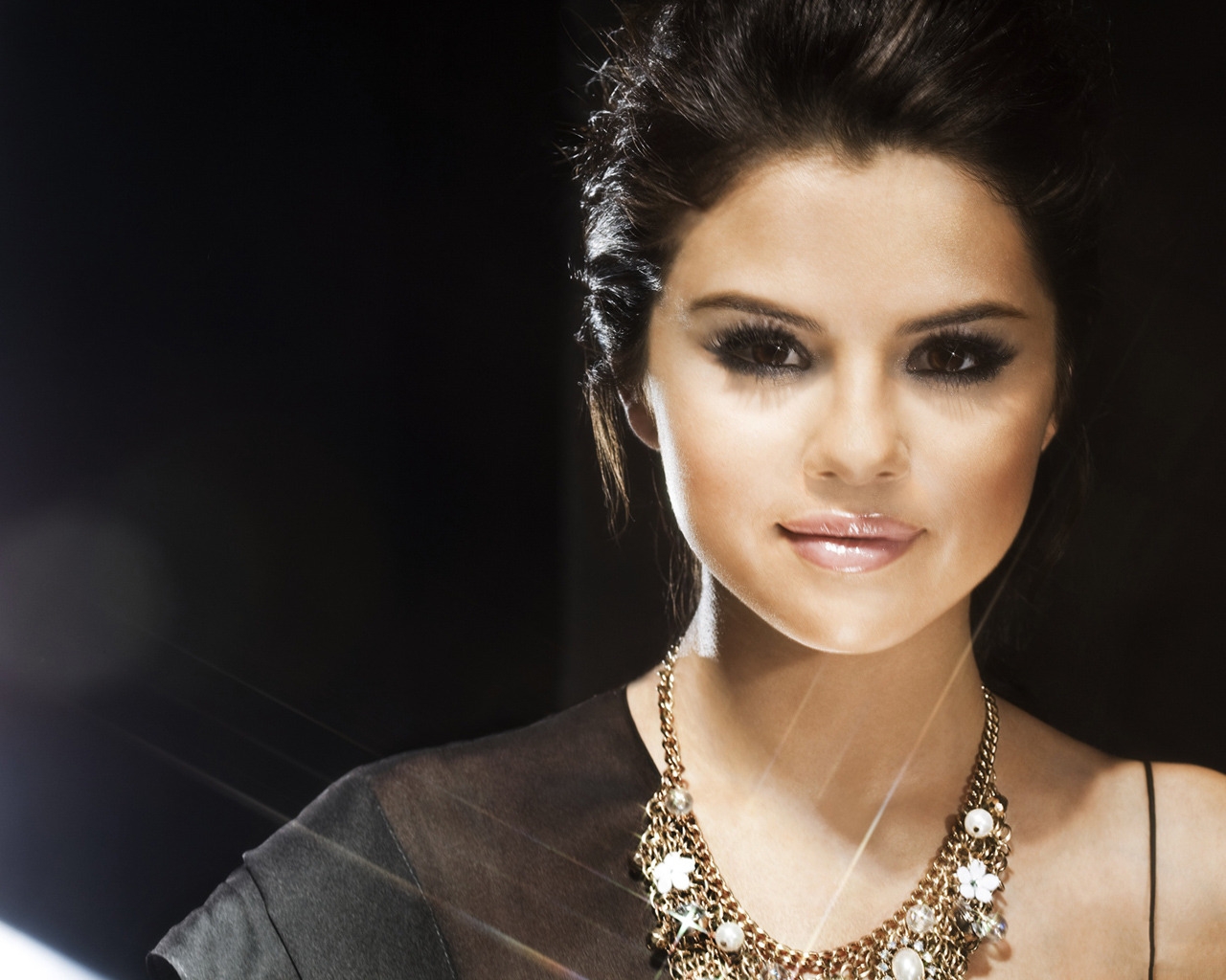 Beautiful Selena Gomez for 1280 x 1024 resolution