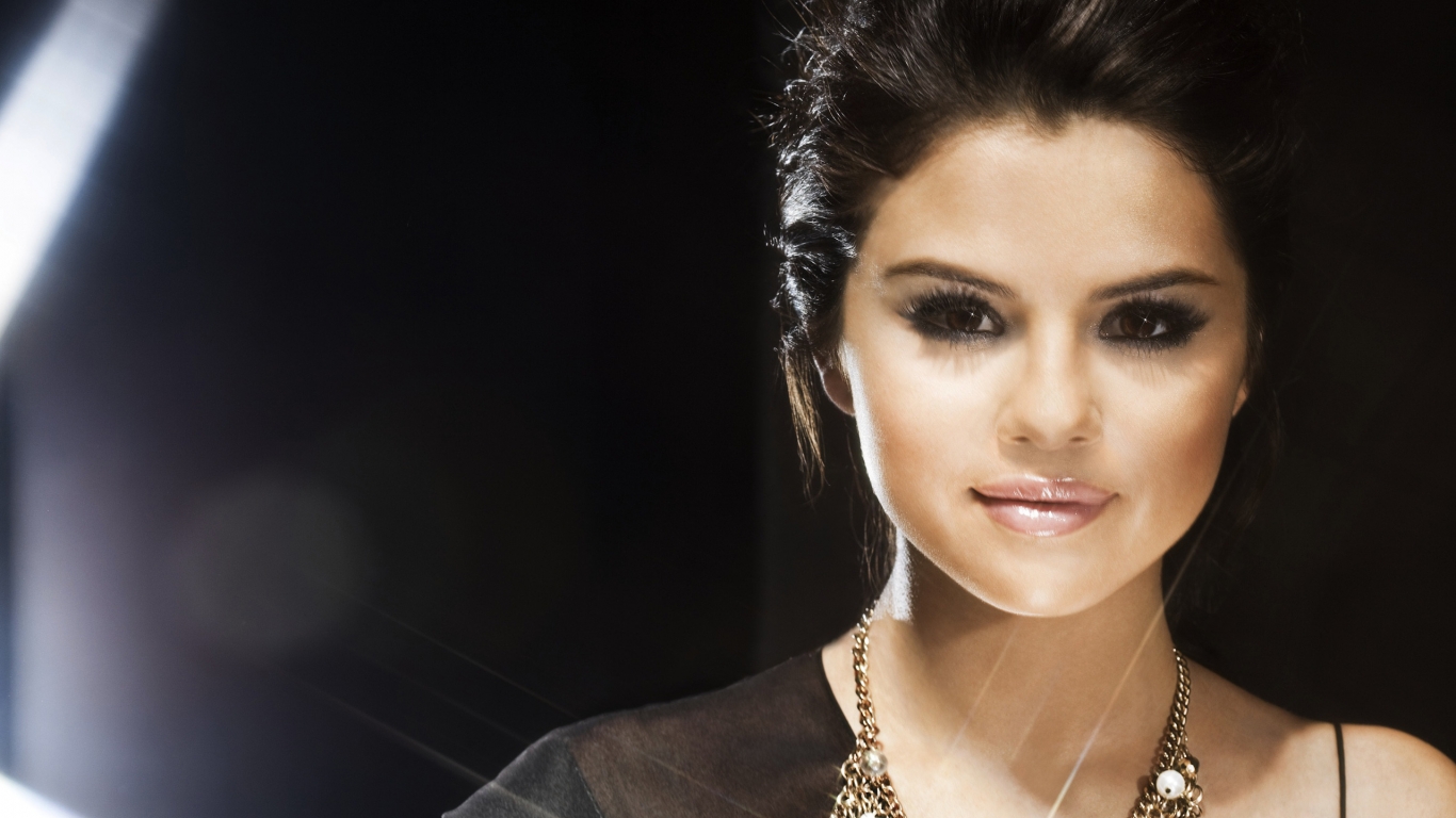 Beautiful Selena Gomez for 1366 x 768 HDTV resolution