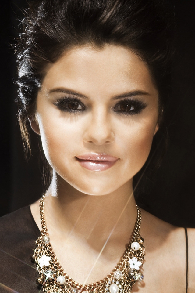 Beautiful Selena Gomez for 640 x 960 iPhone 4 resolution