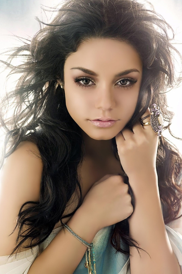 Beautiful Vanessa Hudgens for 640 x 960 iPhone 4 resolution