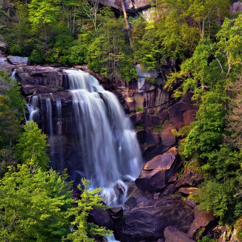Beautiful White Waterfall for 1024 x 1024 iPad resolution