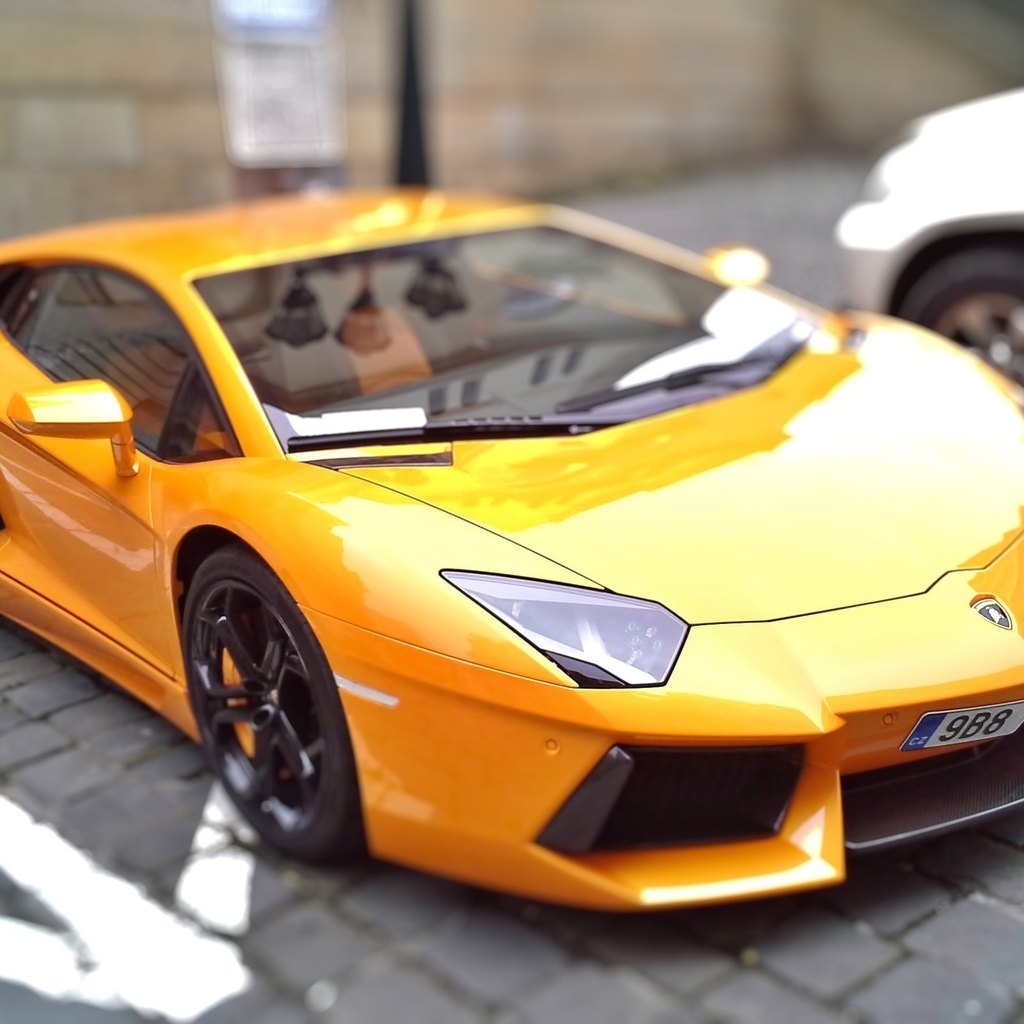 Beautiful Yellow Lamborghini for 1024 x 1024 iPad resolution