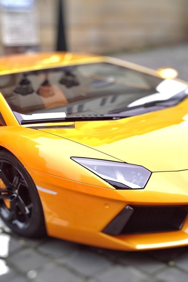 Beautiful Yellow Lamborghini for 640 x 960 iPhone 4 resolution