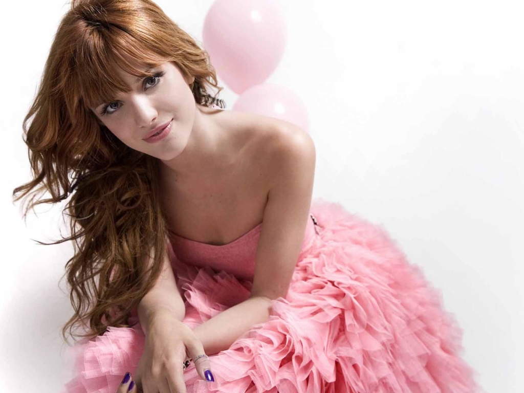 Bella Thorne Pink Style for 1024 x 768 resolution