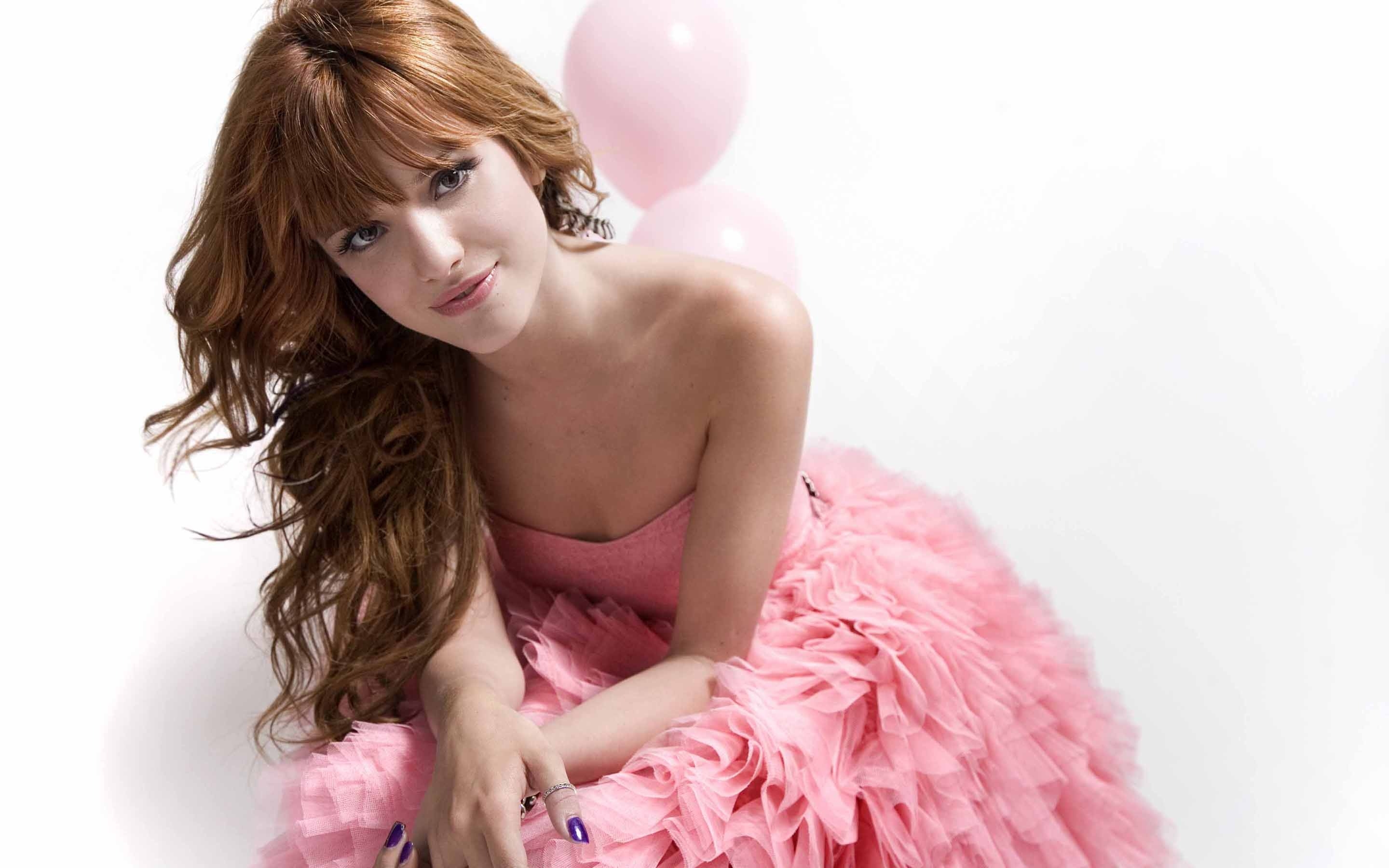 Bella Thorne Pink Style for 2880 x 1800 Retina Display resolution