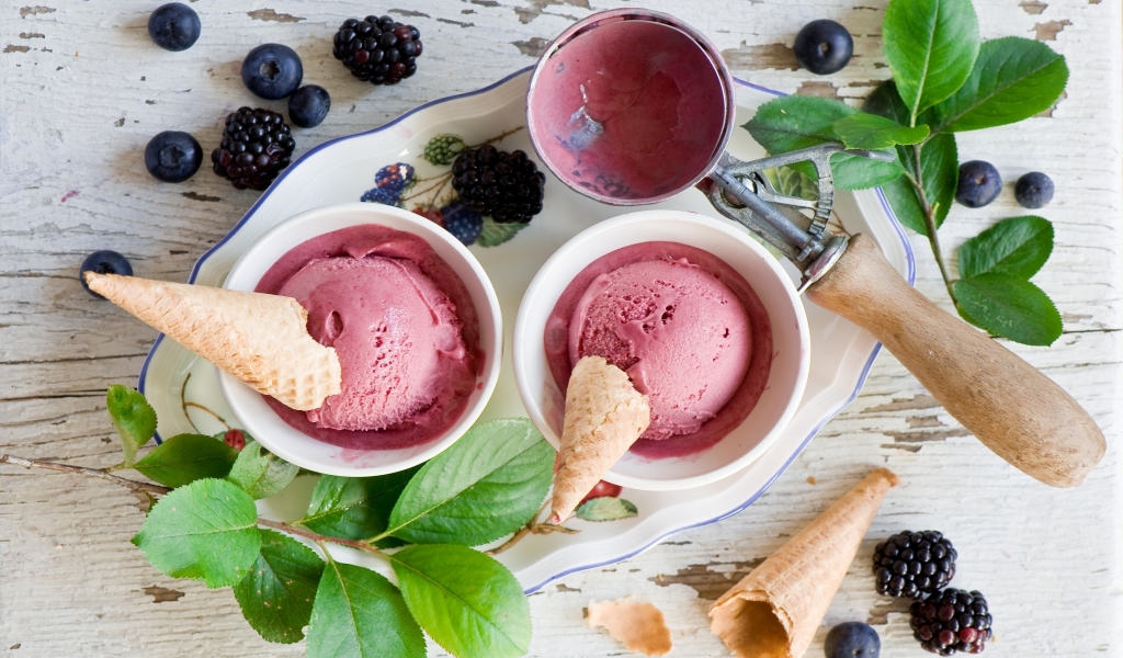 Berries Ice Cream  for 1024 x 600 widescreen resolution