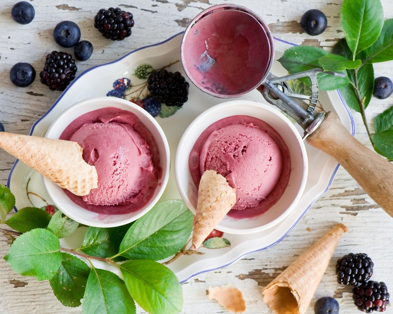 Berries Ice Cream  for 1280 x 1024 resolution
