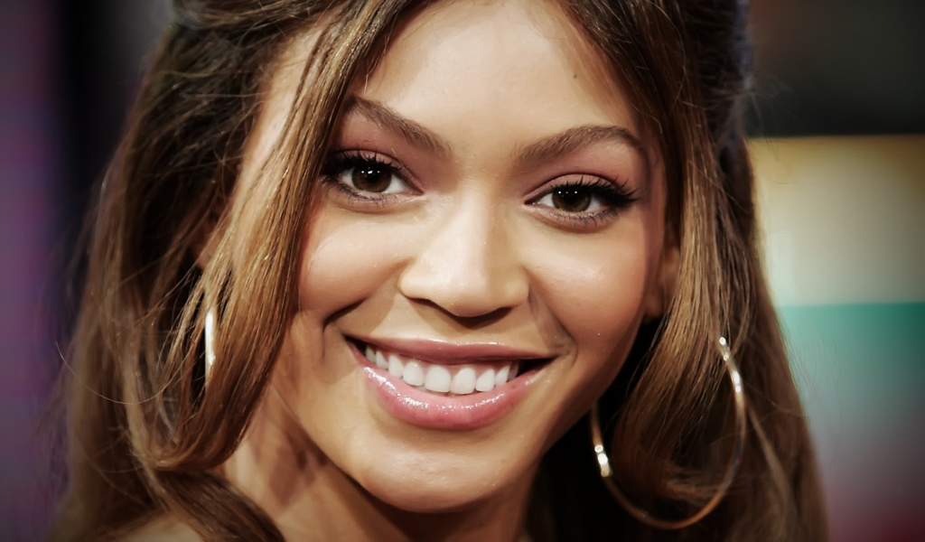 Beyonce Knowles happy for 1024 x 600 widescreen resolution