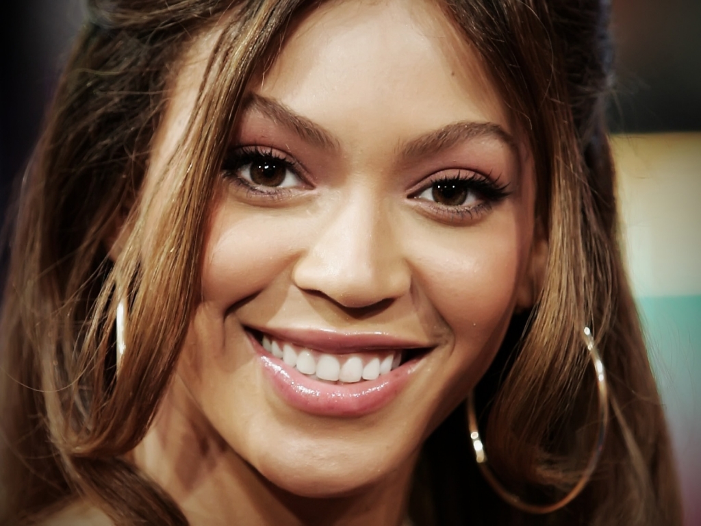 Beyonce Knowles happy for 1024 x 768 resolution